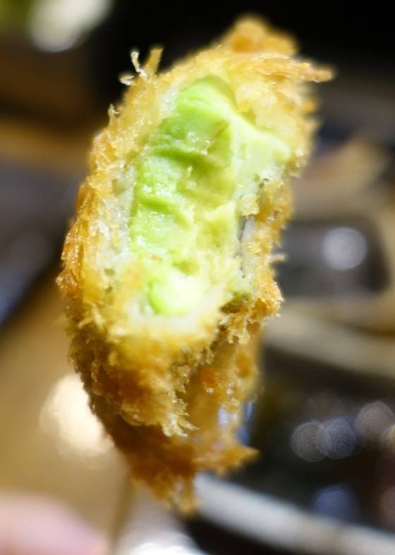 한 입 베어 먹은 아보카도 쿠시카츠의 속을 보니 중심재료는 충실하고 튀김옷은 얇으면서 기름기가 별로 없다.