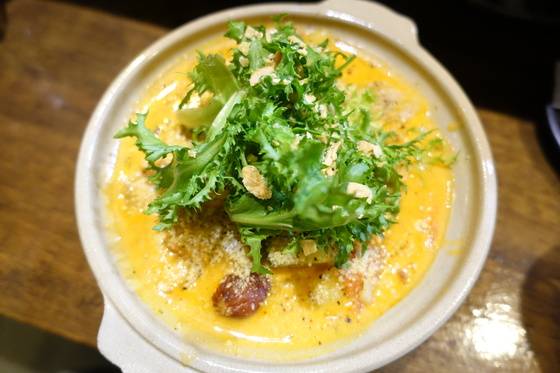 일본식 이탈리안 스프라고 할 수 있는 토마토나베. 토마토소스와 생크림소스를 섞어서 만든 로제소스 기반의 국물요리다.