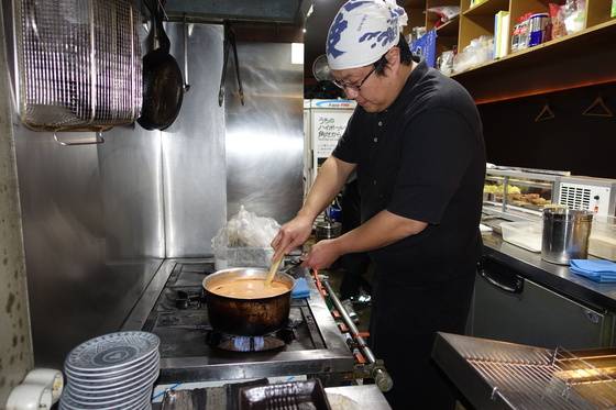 토마토나베를 초벌 끓이는 김상호씨.
