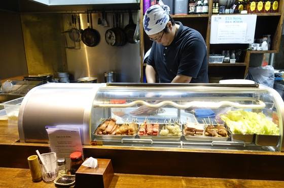 저녁 손님맞이 준비가 마무리되고 있는 주방. 조리대 앞의 스시 냉장고에는 꼬치튀김 재료가 쌓여있다. 왼쪽부터 돼지 등심·닭 안심·소 갈빗살·새우·항정살·돼지갈비·양배추.