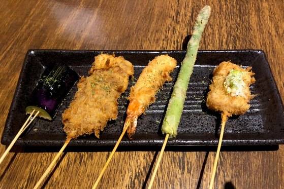 여성 취향에 맞춘 쿠시카츠 오마카세. 왼쪽부터 가지·돼지갈비·새우·아스파라거스·이베리코 항정살.