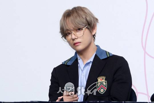 ‘안경만 썼을 뿐인데... 이미지가 540도로 변하는 세계 최고 미남 1위 뷔!’  ‘당신은 어느 별에서 온 거지?’