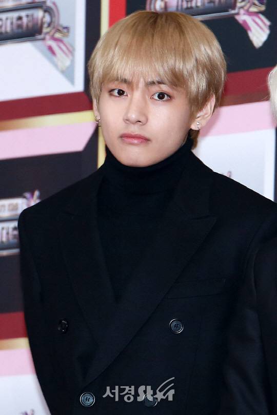 ‘마지막으로 오늘은 1995년 12월 30일에 세상 밖으로 나온 뷔의 23번째 탄생일!’  ‘내년에도 뷔의 미남력을 기대하며...’    ‘생일 축하합니다~’  ‘Happy Birthday~’  ‘쮸 니 셩르 콰일러~’  ‘좌유자니 베르세르~’  ‘탄죠비 오메데또우~’  ‘꿈불레아노스 펠리스~’