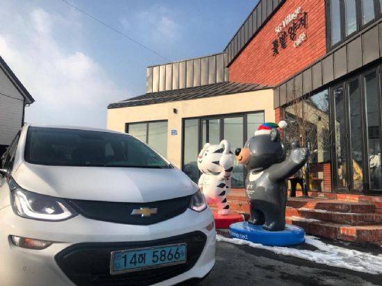 강원도 평창 의야지마을 '5G빌리지 꽃밭양지 카페' 앞에 자리잡은 볼트 EV (사진=지디넷코리아)