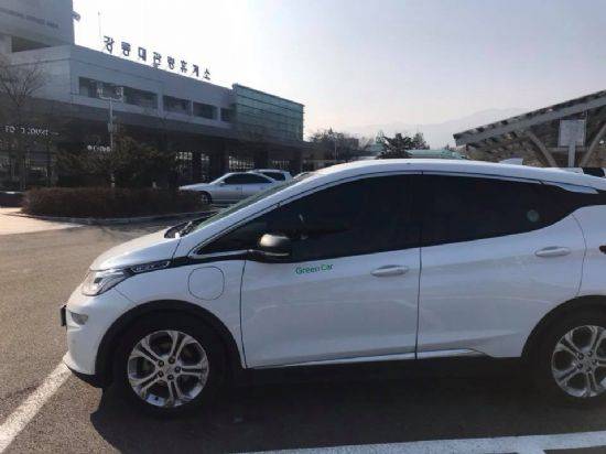 볼트 EV가 잠시 강릉대관령휴게소에서 쉬고 있는 모습. 이곳엔 환경부 곱속 충전기 3대가 자리해있다. (사진=지디넷코리아)