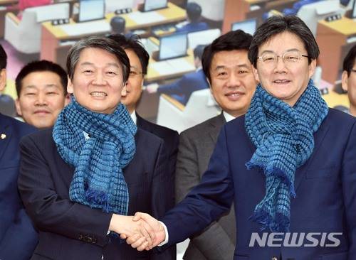 【서울=뉴시스】촛불혁명으로 시작한 2017년, 국민의 힘으로 정권을 교체한 역사적인 해이다. 2017년 대한민국은 최초라는 단어가 유독 많다. 최초의 대통령 탄핵 인용, 최초의 장미 대선, 최초의 수능 연기 등과 함께 지진, 화재, 엽기살인, 살충제 계란 파동 등 최악의 사건사고가 끊임없이 벌어진, 말그대로 다사다난한 해 였다. 일도 많고 탈도 많았던 2017년 한해를 마무리하며 사진으로 돌아봤다.  안철수 국민의당 대표와 유승민 바른정당 대표가 12월 14일 오후 부산 연제구 부산시의회 대회의실에서 열린 국민통합포럼 세미나에 참석, 각 당원들로부터 선물받은 목도리를 착용한 뒤 악수하고 있다. 2017.12.29. (사진=뉴시스 DB) photo@newsis.com