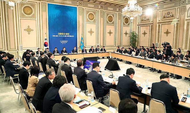 문재인 대통령은 지난해 12월 27일 제1차 국민경제자문회의·경제관계장관회의에서 혁신성장의 속도감있는 추진을 강조했다. <사진:청와대>