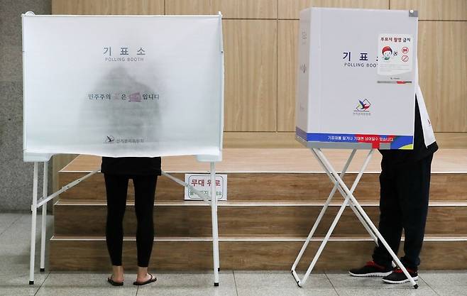제19대 대통령을 뽑는 선거일인 지난해 5월 오전 서울 종로구 창신동 종로구민회관에 마련된 창신제1동 제2투표소에서 유권자들이 투표를 하고 있다. 김정효 기자 hyopd@hani.co.kr