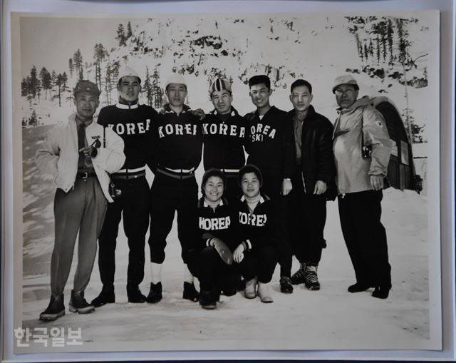 1960년 스쿼밸리 동계올림픽에 출전한 한국 선수단. 신업재(왼쪽부터) 스키연맹 회장, 최영배ㆍ장인원ㆍ장영 스피드스케이팅 선수, 김하윤 노르딕 복합 선수, 임경순 알파인 스키 선수, 김용구 스케이트 코치, 한혜자 스피드스케이팅 선수(아래 왼쪽), 김경회 스피드스케이팅 선수. 김경회씨 제공.