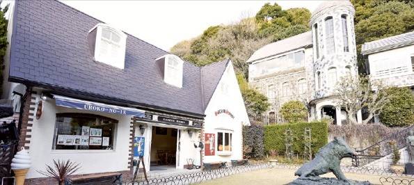 행운을 가져다 준다는 청동 멧돼지상이 있는 기타노 뮤지엄.