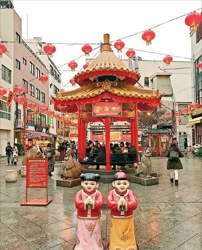 상점들로 가득한 모토마치 거리.