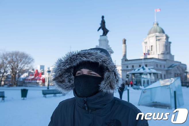 외투와 마스크 등 방한용품으로 중무장한 퀘벡 시민. © AFP=뉴스1