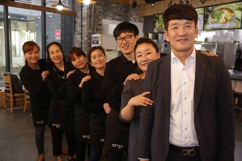 김성학(오른쪽 세 번째) 사장이 일호협동조합 조합원들과 함께 찍은 사진. /한국창업전략연구소 제공