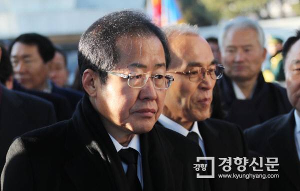 자유한국당 홍준표 대표가 지난 1일 서울 동작구 국립현충원을 참배하고 있다. 김창길 기자 cut@kyunghyang.com