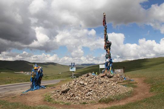 몽골 수도 울란바토르 북부 고갯마루의 서낭당 오보. 돌탑과 천을 매단 나무기둥으로 이뤄졌다.