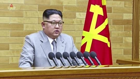 김정은 북한 국무위원장이 1일 발표한 신년사에서 “미국은 결코 나와 우리 국가를 상대로 전쟁을 걸어오지 못한다”며 “미국 본토 전역이 우리의 핵 타격 사정권 안에 있으며 핵단추가 내 사무실 책상 위에 항상 놓여 있다는 것, 이는 결코 위협이 아닌 현실임을 똑바로 알아야 한다”고 위협했다. [사진제공=조선중앙TV]