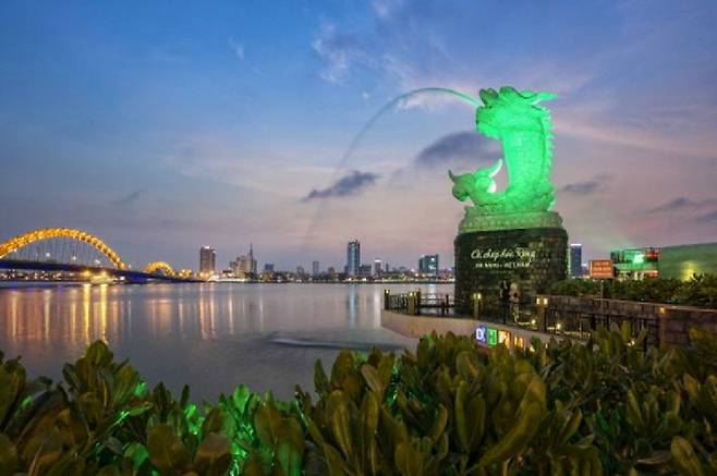 다낭의 랜드마크 드래곤 브릿지는 주말밤이 되면 화려한 물쇼와 불쇼를 연출해 여행객들의 눈을 즐겁게 한다(사진= ⒸGettyImagesBank 제공)