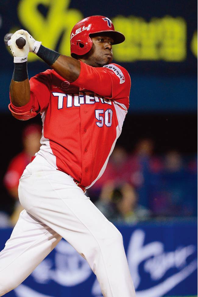 2017년 골든글러브를 수상한 KIA 타이거즈 중견수 로저 버나디나. [동아일보]