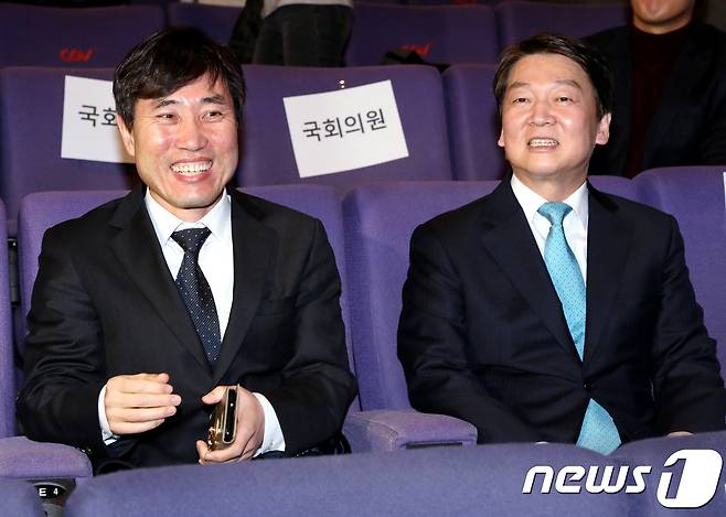 안철수 국민의당 대표와 하태경 바른정당 최고위원이 3일 오후 서울 여의도 CGV 영화관에서 당직자 등과 단체로 영화 '1987'을 관람하기 위해 상영관으로 들어와 환하게 웃고 있다. 2018.1.3/뉴스1 © News1 박정호 기자