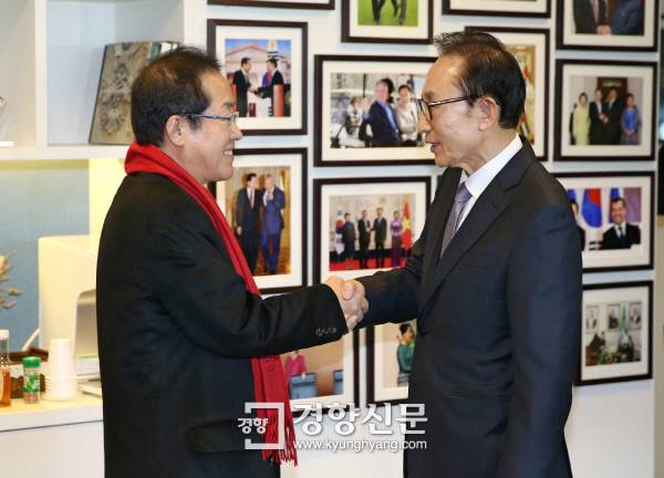 3일 서울 강남구 삼성동에 있는 이명박 전 대통령의 사무실을 찾은 홍준표 자유한국당 대표가 이 전 대통령과 인사를 나누고 있다. / 김기남 기자 kknphoto@kyunghyang.com
