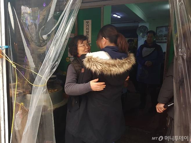 사장 권영희씨(왼쪽)가 잠시 가게를 방문한 손녀딸을 끌어 안고 있다. /사진=이재은 기자