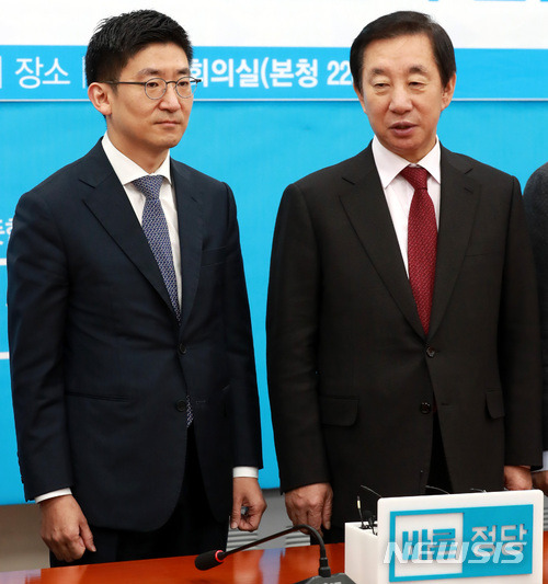 【서울=뉴시스】이영환 기자 = 김성태 자유한국당 신임 원내대표가 13일 오후 서울 여의도 국회 바른정당 회의실에서 김세연 원내대표 권한대행 겸 정책위의장과 환담하고 있다. 2017.12.1320hwan@newsis.com