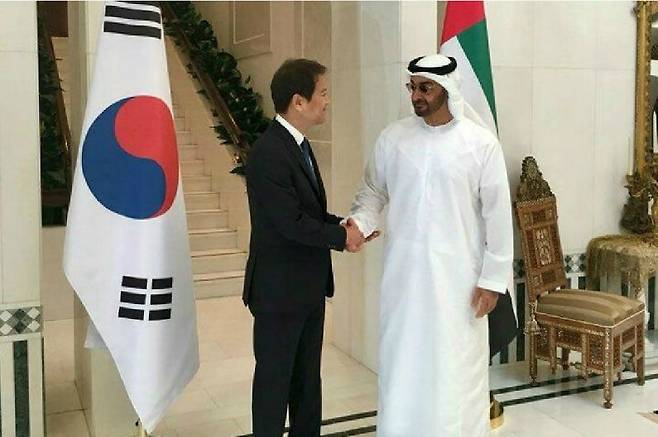 지난해 12월 10일 UAE를 방문해 쉐이크 모하메드 빈 자이드 알 나흐얀 왕세제 접견하는 임종석 비서실장 (사진=청와대 제공/자료사진)