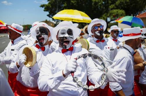 흥겨운 노예들의 축제   (케이프타운 EPA=연합뉴스) 2일(현지시간) 남아프리카공화국 수도 케이프타운에서 새해맞이 거리축제로 열린 '케이프타운 민스트럴 카니발'에서 참가자들이 악기 연주 등을 하며 축제를 즐기고 있다.