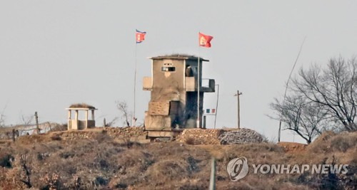 북한 평창올림픽 참가로 관계 개선? (서울=연합뉴스) 김인철 기자 = 지난 2일 오후 경기도 파주시 접경지역에서 남북한 초소가 임진강을 사이에 두고 마주보고 있다.       yatoya@yna.co.kr