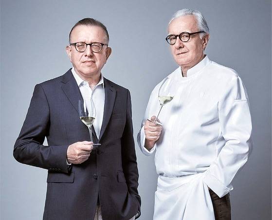 18일 베이징에서 돔 페리뇽과 미쉐린 스타 19개를 받은 셰프 알랭 듀카스(오른쪽)의 협업 만찬이 열렸다. 왼쪽은 돔 페리뇽 수석 와인메이커 리샤 지오프로이.