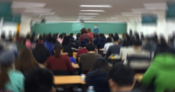 서울 노량진의 한 학원에서 공무원 시험 준비를 하는 수강생들이 강의를 듣고 있다. [중앙포토]