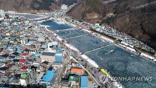화천산천어축제장과 화천읍 전경[연합뉴스 자료사진]