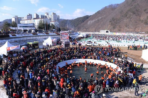 2017 화천산천어축제 맨손잡기[연합뉴스 자료사진]