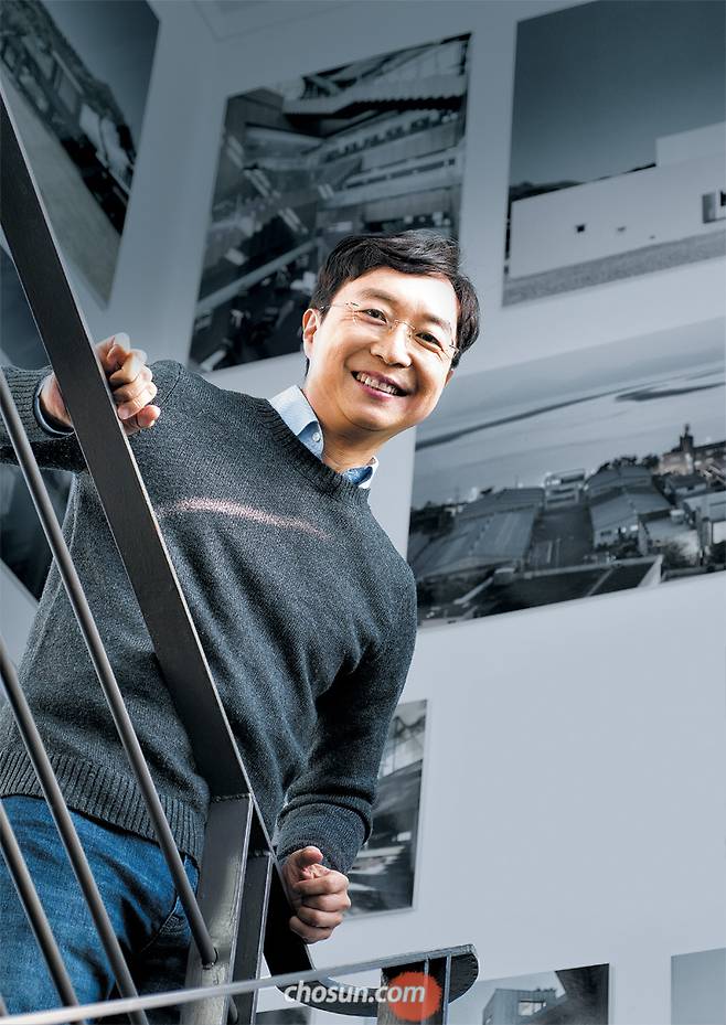 유현준은 “건축가보다도, 건축주 될 사람을 교육하는 게 중요하다”고 말한다. 상가를 어떻게 지으면 장사가 더 잘될지, 집은 어떻게 지어야 가족이 더 행복할지 건축주들이 알아야 한다는 의미다. 그래서 건물을 설계하면서 꾸준히 글을 쓰고 방송에 출연하며 학생들에게 공간의 메커니즘을 강의한다. / 김종연 영상미디어 기자