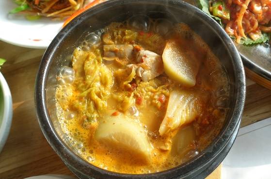 돌게(박하지)를 넣고 담근 게국지로 끓인 찌개