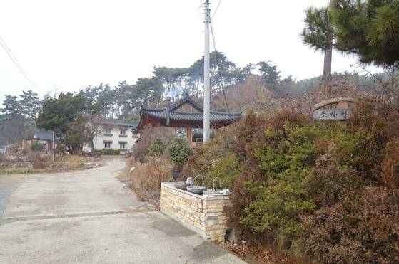 음식점, 살림집, 집안 암자가 나란히 자리잡은 ‘소박한 밥상’ 전경. 가운데 수령 수백 년은 됨직한 향나무 거목이 서있고 집 둘레엔 송림이 울창하다.