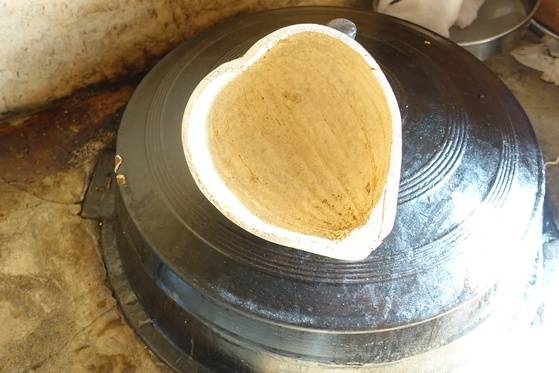 요즘 보기 드문, 박으로 만든 바가지. 조청 고을 때만 쓰는 전용이다. 조청을 다릴 때는 온도가 높은데 화학재료로 만든 용기를 담그면 몸에 해로운 게 생길까 봐 이 바가지만 쓴다고 했다.