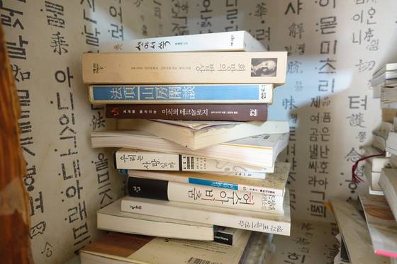 법정 스님의 오래 전 책 『산방한담』이 정순자 여사의 안방 벽장에 쌓아둔 책들 속에 섞여있다. 법정 스님의 책을 많이 읽었다는데 한 권밖에 안 보인다고 하자 "더 이상 책이 나오지 않는다 해서 따로 뒀다"고 했다. 여기 보이는 책들만으로도 그의 독서 이력을 짐작할 만하다.