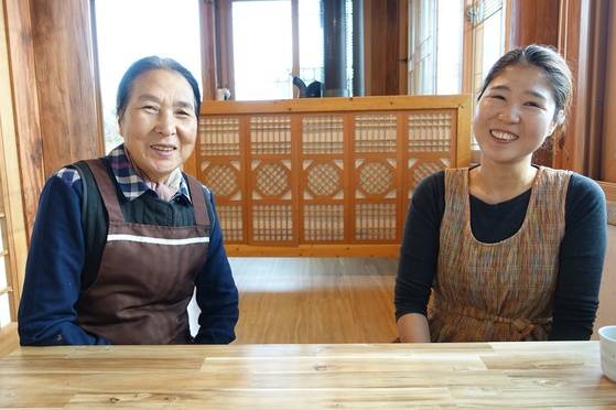 손님들이 모두 돌아간 다음 취재에 응하기 위해 나란히 않은 정순자(왼쪽)·강태갑 모녀.