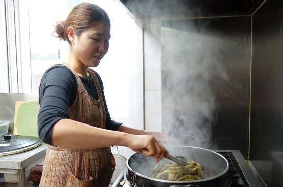 점심 영업시간이 끝난 뒤 다음날 쓰려고 삶는 시래기를 뒤적이는 내림 손맛 3대 강태갑씨.