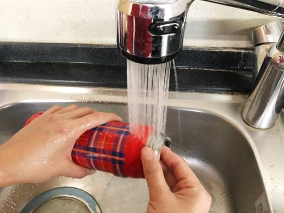 본체 외부는 흐르는 물로 닦는다.