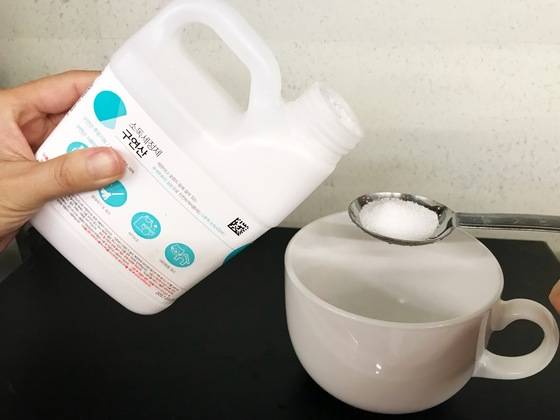 보온병이나 텀블러의 내부에 이물질이 붙어 표면이 까끌까끌할 때는 구연산이 효과적이다. 팔팔 끓인 물과 구연산을 섞어 안에 부어주면 이물질 제거 효과에 좋다.