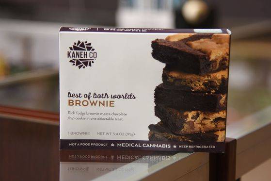 먹음직스럽게 보이는 브라우니. 지난 1일 캘리포니아주 데저트 핫 스프링의 한 대마업소 가게에 놓여있다. 상자 아래부분에 'cannabis(대마)' 라고 쓰여진 영어가 보인다.[연합뉴스]