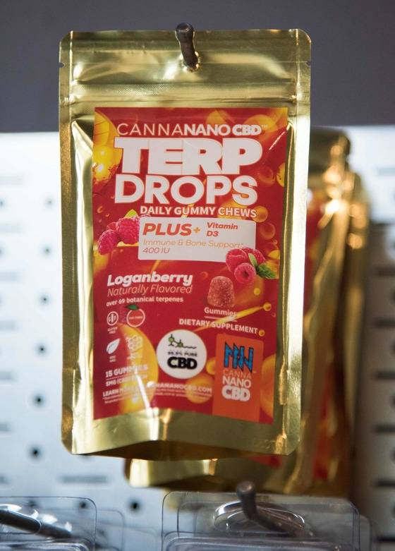 캘리포니아주 데저트 핫 스프링의 한 가게에 전시된 딸기향이 가미된 사탕류 마약제품 'Terp Drops'.