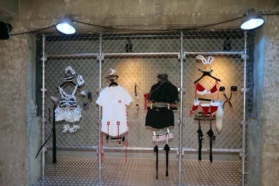 역할극에 쓰는 각종 의상. [신인섭 기자]