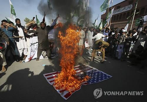 트럼프의 트윗 후 파키스탄의 반미 시위 ［AP=연합뉴스］