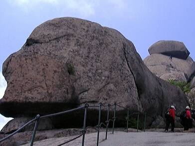 인수봉 입구 개 형상바위. [사진 김순근]