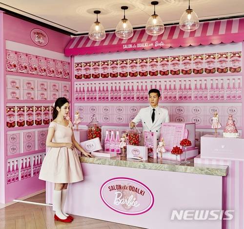 【서울=뉴시스】JW 메리어트 동대문 스퀘어 서울 '더 라운지'의 '살롱 드 딸기'.