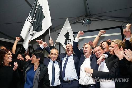 코르시카 지방선거에서 승리한 민족주의 진영이 코르시카기를 흔들며 환호하는 모습 [AFP=연합뉴스 자료사진]