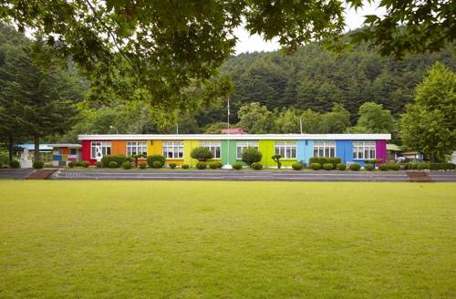 김재식 씨가 색칠한 양양 상평초 공수전분교 [강원도교육청 제공=연합뉴스]